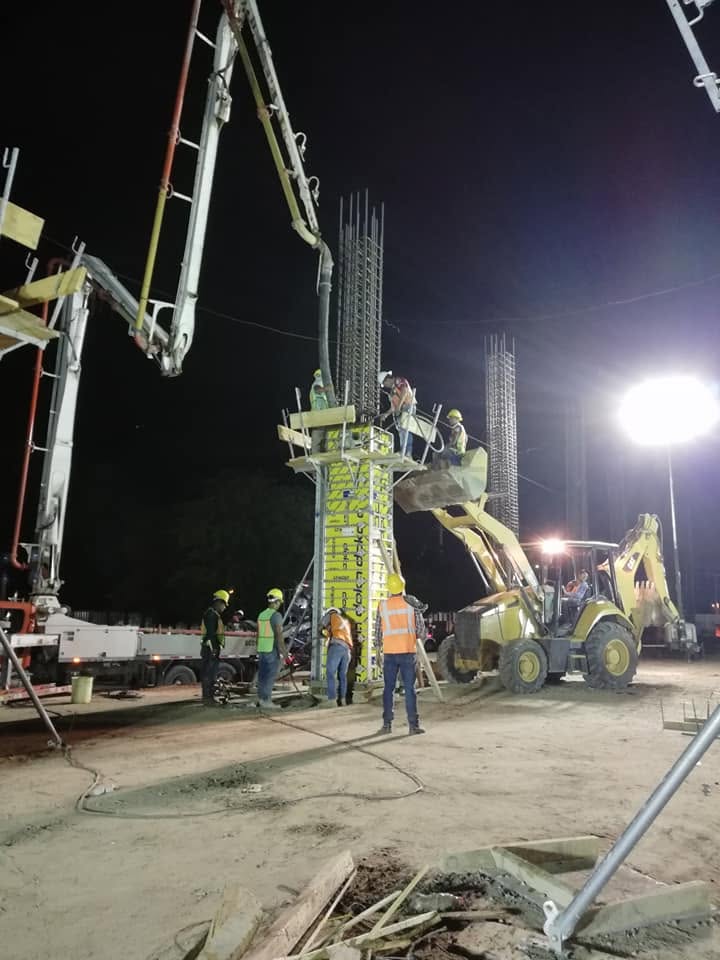 Colado nocturno de una columna con bomba de concreto y cuadrilla de obra